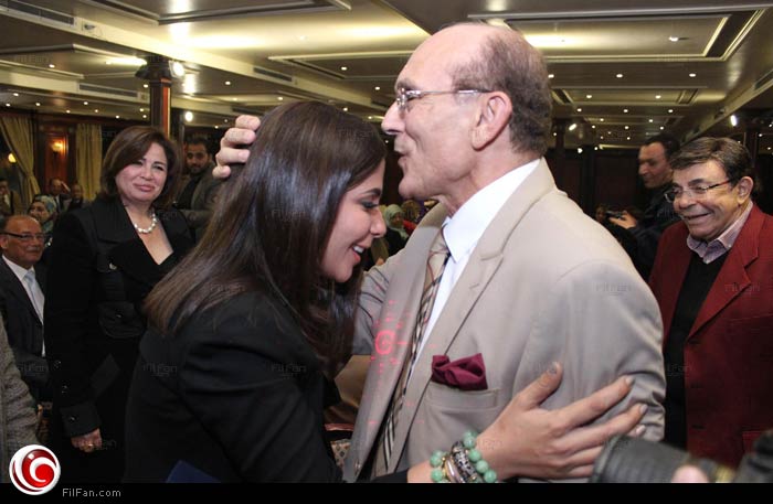 محمد صبحي يقبل رأس منى زكي