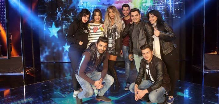 مايا تتوسط طلاب الأكاديمية