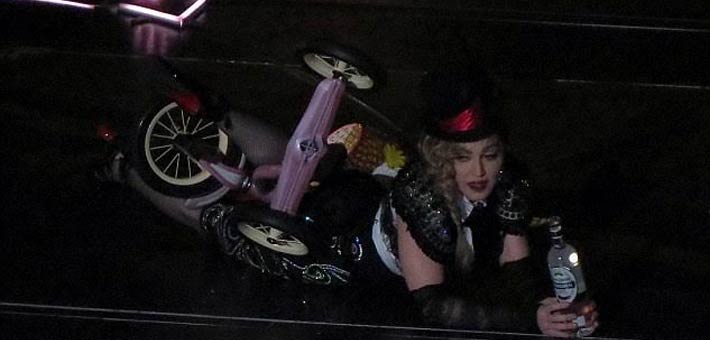 مادونا تعاقر الخمر في حفلها بأستراليا