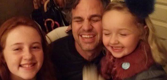 مارك روفلو مع الطفلتين الأمينتين