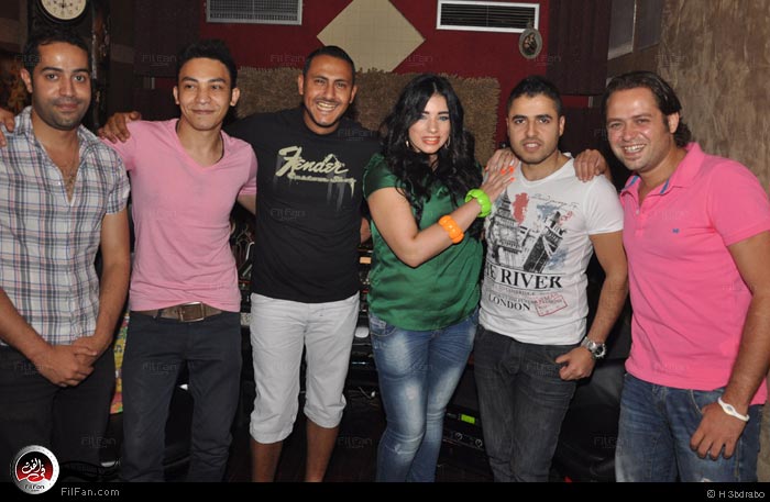 مروة تتوسط فريق العمل