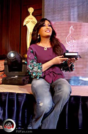 لطيفة تتسلم جائزة أفضل ألبوم