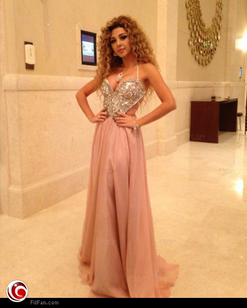 ميريام ترتدي فستان من تصميم والدتها