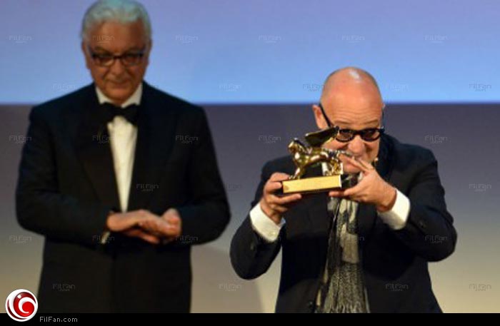 جيانفرانكو روزي يتسلم جائزته عن فيلم &quot;Sacro GRA&quot;