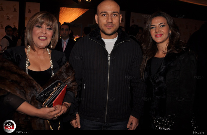 أحمد مكي في حفل ختام المهرجان بين دنيا سمير غانم وهند عاكف