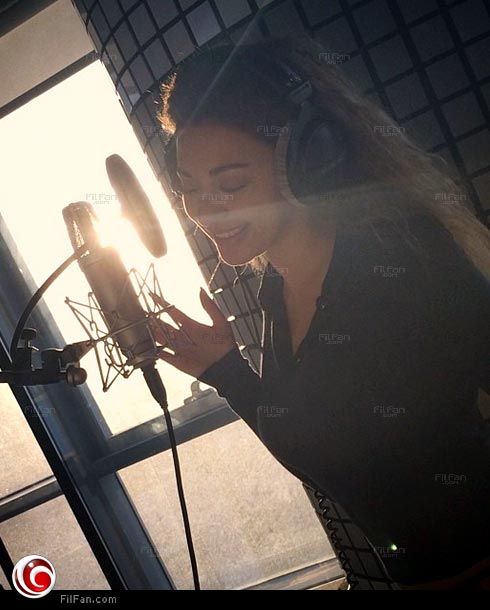 ميريام فارس أثناء تسجيل الأغنية