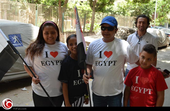 محمد هنيدي مع أبنائه أمام مقر لجنتهم الانتخابية