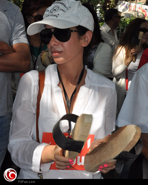 منى زكي ترفع &quot;القبقاب&quot; في وجه الرئيس