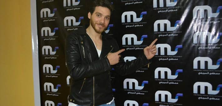 المطرب الشاب مصطفي عز