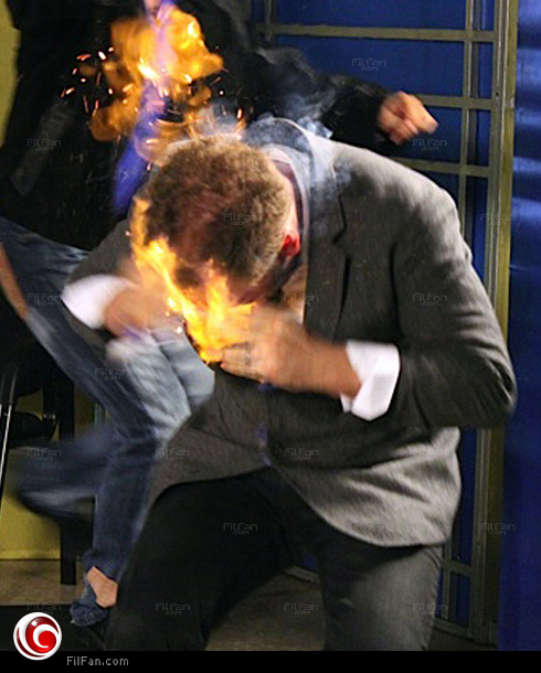 النار المشتعلة في وجه الساحر الأمريكي