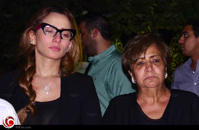 زينة أثناء حضورها للعزاء