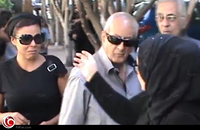 ناهد السباعي تبكي في عزاء والدها