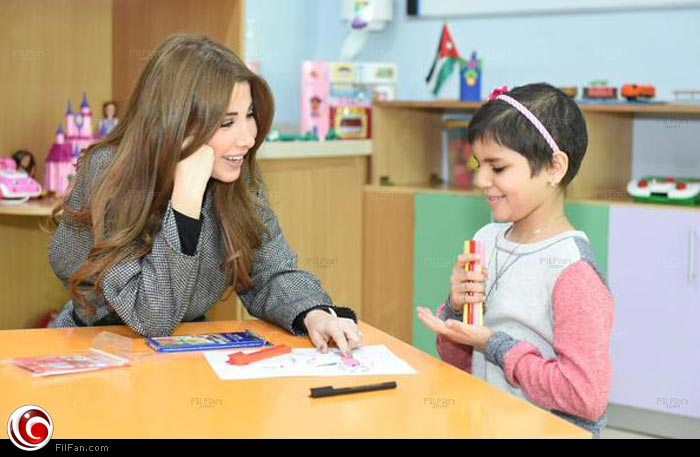 نانسي عجرم مع الطفلة &quot;نور&quot; في مركز الحسين للسرطان