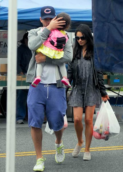 ميلا وكوتشر مع ابنتهما