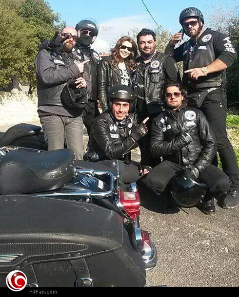 نانسي وسط فريق عمل الأغنية