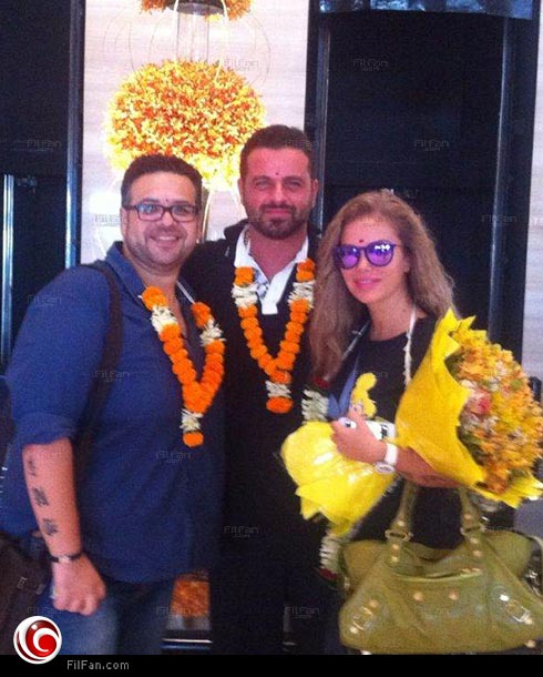 نيكول سابا مع زوجها الفنان يوسف الخال ومدير أعمالها وائل المصري