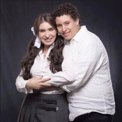 دينا وابنها علي 