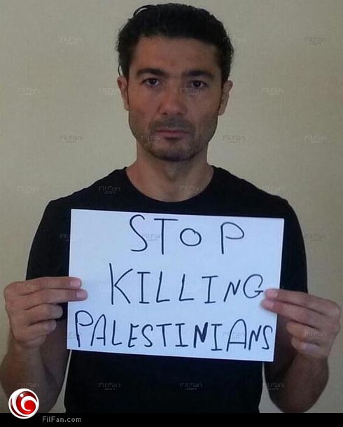 خالد النبوي يحمل لافتة لدعم غزة