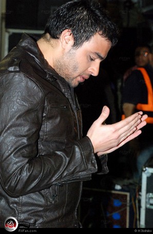 رامي صبري يقرأ الفاتحة على أرواح شهداء الثورة