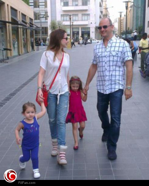 نانسي مع زوجها وابنتيها