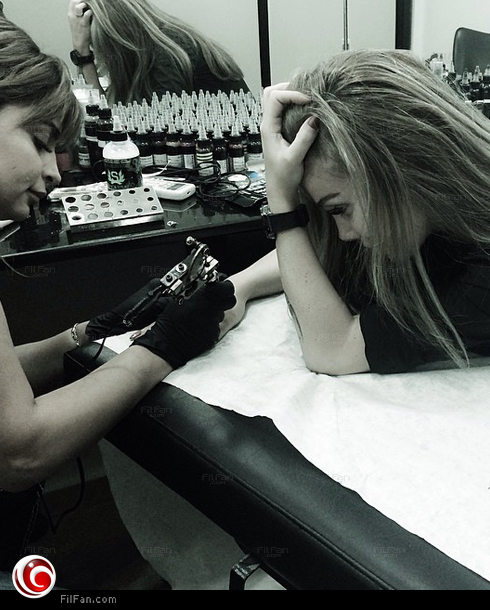 نيكول سابا ترسم الوشم