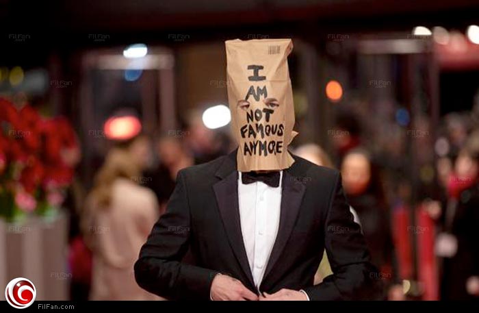 شيا لابوف يرتدي كيسا ورقيا على السجادة الحمراء بمهرجان برلين