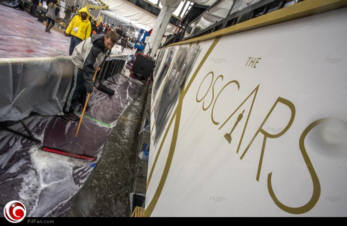 العمال ينظفون خارج حفل الأوسكار