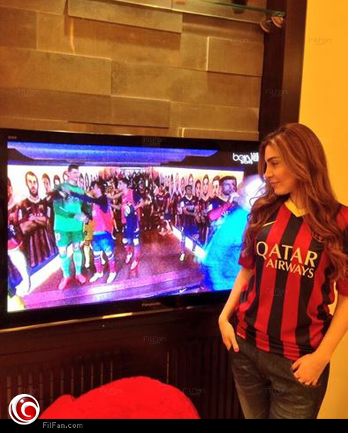 يارا قلقة خلال متابعتها لفريق برشلونة وأتلتيكو مدريد