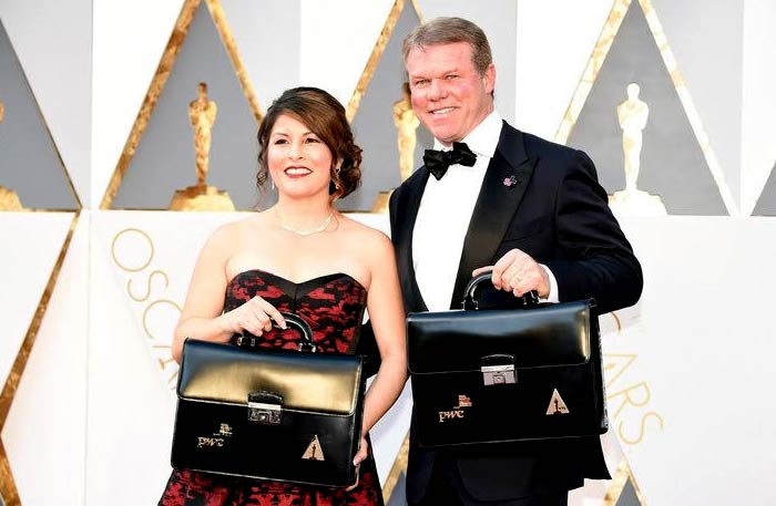 برايان كولينان ومارثا رويز من شركة PricewaterhouseCoopers