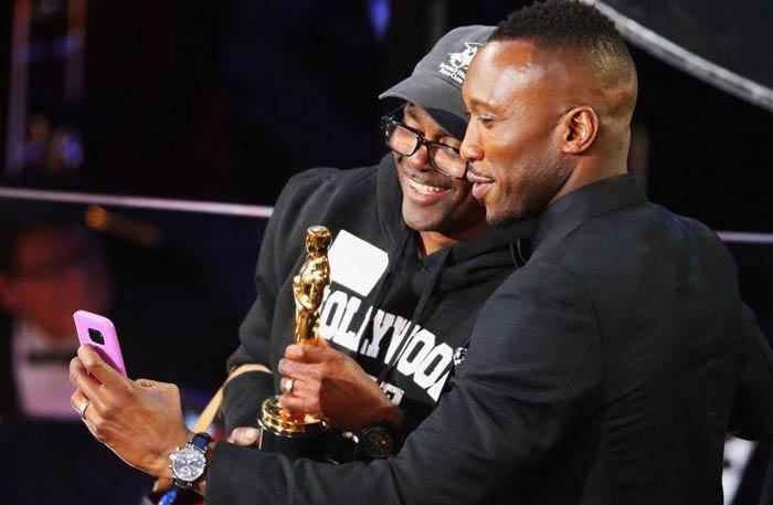 جاري آلان يلتقط سيلفي برفقة ماهرشالا علي 