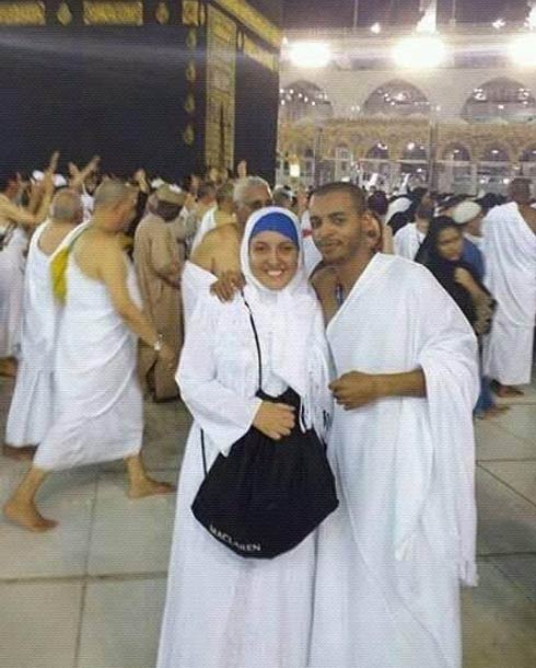 أوكا ومي كساب أثناء تأديه مناسك العمرة