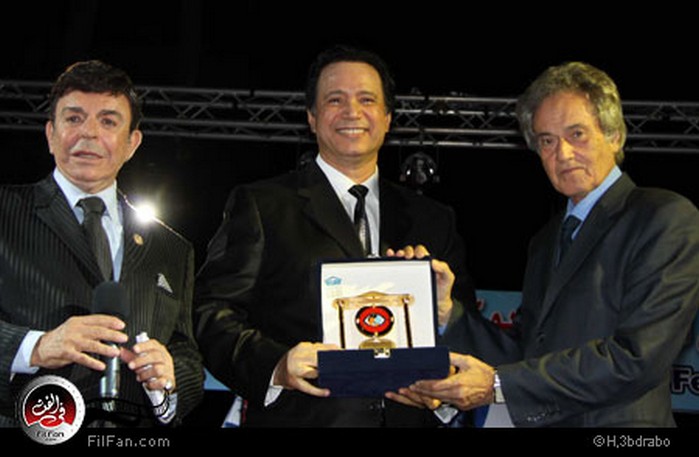 الفنان إيمان البحر درويش يتسلم درع التكريم من الموسيقار محمد سلطان والفنان سمير صبري