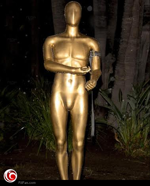 تمثال مقلد للأوسكار وهو يتعاطى الهروين