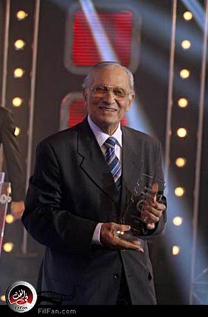 الفنان الراحل أثناء تسلمه إحدى الجوائز مؤخرا