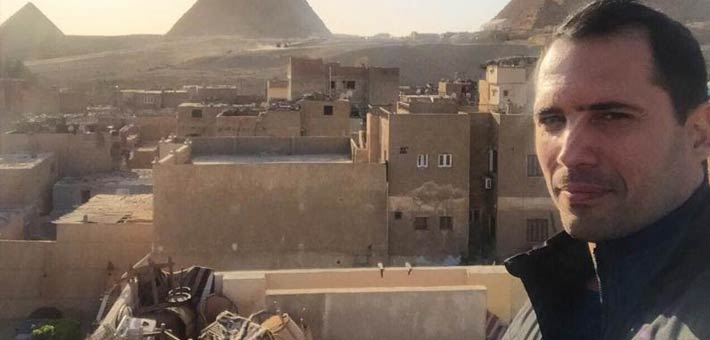 ظافر العابدين أمام الأهرامات في أول يوم تصوير في مسلسل &quot;الخروج&quot;