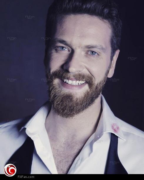 الممثل التركي الشاب إنجين أوزتورك