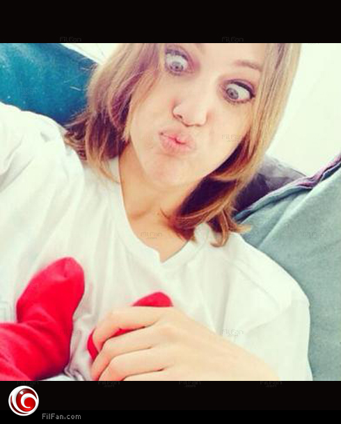 مريم أوزرلي &quot;السلطانة هويام&quot; تداعب طفلتها &quot;لارا&quot;