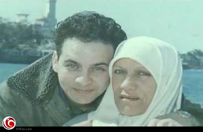 مصطفى قمر مع والدته