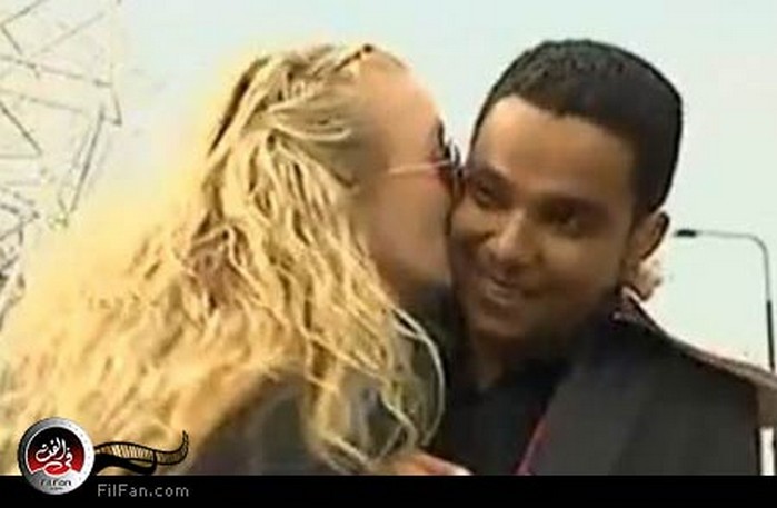 المذيع أثناء القبلة