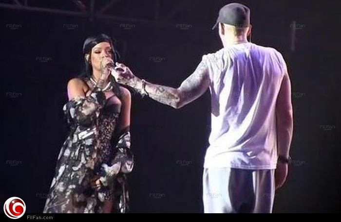 ريانا تفاجئ جمهور على المسرح