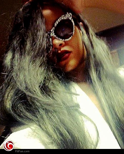 ريانا تصبغ شعرها باللون الرمادي