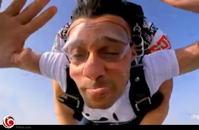 رامز خلال هبوطه بالباراشوت 