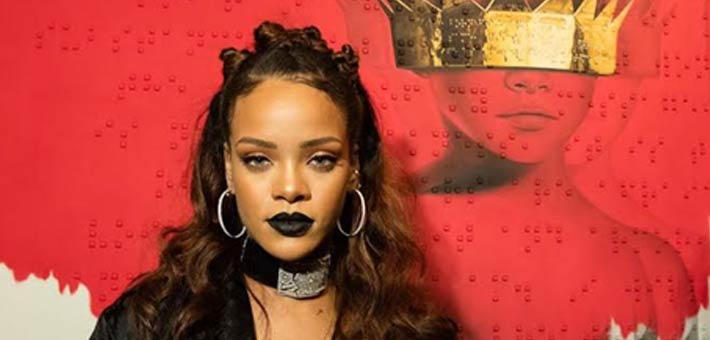 ريانا بجانب غلاف ألبومها ANTI 