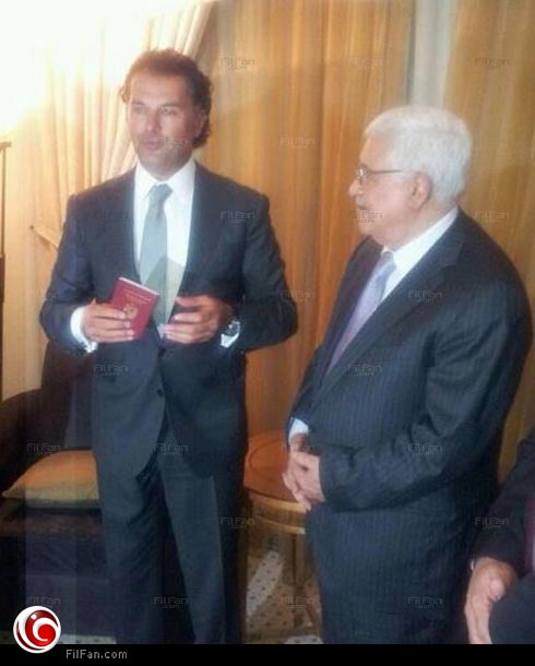 راغب علامة يحصل على الجنسية الفلسطينية من أبو مازن