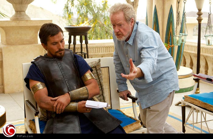 المخرج ريدلي سكوت يعطي تعليماته لكريستيان بيل