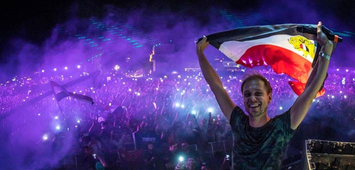 أرمن فان بيورن يرفع علم مصر في الحفل