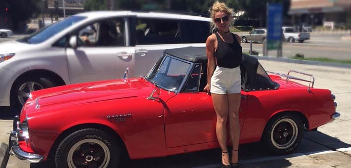 بريتني سبيرز بجانب سيارة أحلامها