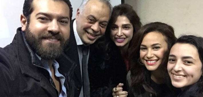 روجينا وأشرف زكي وابنتهما مع هند صبري وعمرو يوسف