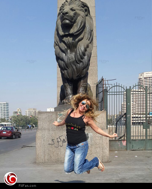 رزان أمام أسد قصر النيل