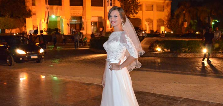 إيمان العاصي بفستان الزفاف في كواليس &quot;باباراتزي&quot;